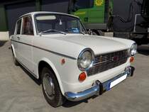 NSU-Fiat Neckar 1100R genannt  Millecento , gebaut in den Jahren von 1966 bis 1968. Von diesem Modell, dem letzten der legendären 1100´er Baureihe, wurden bei NSU-Fiat in Heilbronn genau 19.649 Fahrzeuge produziert. Für eine solche viertürige Limousine, dessen Vierzylinderreihenmotor 48 PS aus einem Hubraum von 1089 cm³ leistet, waren DM 5450 zu berappen. Ein Stahlschiebedach kostete DM 290 Aufpreis. Oldtimertreffen beim Autohaus Voss in Rosendahl im Jahr 2019.