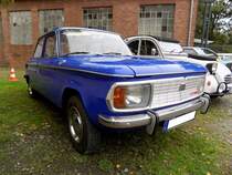 NSU 1200, produziert von 1967 bis 1973. Der NSU 1200 wurde auf der Basis des NSU Prinz 1000 entwickelt und war mit einem größerem Motor und einem verlängerten Vorderwagen versehen. Von dieser Modellreihe produzierten die Neckarsulmer genau 227.938 Fahrzeuge, die ab einem Preis von DM 5950,00 (bei Modelleinführung) beim Händler standen. Der im Heck verbaute Vierzylinderreihenmotor leistet 55 PS aus einem Hubraum von 1177 cm³. Industriemuseum Osnabrück im Jahr 2019.