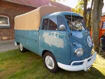 VW T1 Pritschenwagen aus dem Jahr 1963. Die Jahre von 1963 bis 2014 verbrachte diese  Pritsche  bei seinem Erstbesitzer in Italien. Im Modelljahr 1963 wurde n das letzte mal die sogenannten vorderen Warzenblinker verbaut. In diesen Modelljahren leistete der lufgekühlte Vierzylinderboxermotor mit einem Hubraum von 1.192 cm³ bereits 34 PS. Oldtimertreffen des Oldtimerclubs Schermbeck am 22.09.2019 in Lühlerheim.