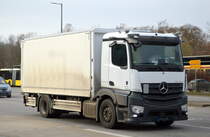 Ein MB ACTROS 1836 mit Kastenaufbau am 03.02.22 Berlin Marzahn.