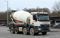 SCHWENK Beton Berlin-Brandenburg GmbH mit einem MB AROCS 3240 Betonmischfahrzeug mit LIEBHERR Betonmischer am 03.02.22 Berlin Marzahn.