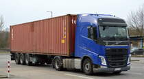 Polnischer Containerträger-Sattelzug mit VOLVO FH 460 Zugmaschine am 03.02.22 Berlin Marzahn.