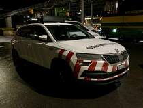 Škoda Kodiaq Begleitfahrzeug der Emil Egger AG am 3.2.22 beim Bahnhof Lauterbrunnen.
