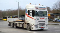 Spedition Friedhelm Bub OHG mit einem SCANIA R 480 LKW-Transporter mit Pritschenaufbau am 03.02.22 Berlin Marzahn.