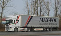 Die polnische Spedition Max Pol. Międzynarodowy transport osób i towarów mit einem Sattelzug mit SCANIA Streamline 480 Zugmaschine am 03.02.22 Berlin Marzahn.