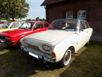 Ford Taunus P3 in der Karosserieversion zweitürige Limousine, gebaut von 1960 bis 1964. Die Werbung für diesen Wagen sprach von der  Linie der Vernunft , der Volksmund nannte den Wagen  Badewanne . Der P3 war mit folgenden Vierzylinderreihenmotoren lieferbar: 1498 cm³ mit 55 PS, 1698 cm³ mit 60 PS (ab 09. 1963) 65 PS. 1961 kam noch ein aufgebohrter Motor mit 1758 cm³ Hubraum hinzu, der 70 PS (ab 09. 1963) 75 PS leistete. Oldtimertreffen des Oldtimerclubs Schermbeck am 22.09.2019 in Lühlerheim.