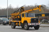 Ein gepflegter schon recht betagter IVECO Hauber Typ 120-17 mit Sonderaufbau mit Bohrturm-Vorrichtung um auf Baustellen den Bodenuntergrund zu ergründen am 03.02.22 Berlin Marzahn.