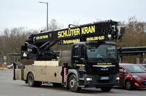 Mike Schlüter - Hebebühnenmietservice/ SCHLÜTER KRAN mit einem MAN TGM 18.290 LKW mit Sonderaufbau mit wohl 50 Meter ausfahrbarem Teleskoparm für Hebetätigkeiten am 03.02.22 Berlin Marzahn.