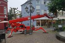 =Teupen Leo 30 T-Kettenarbeitsbühne der Firma MOTT eingesetzt am Hünfelder Rathaus, 10-2021