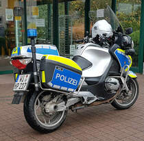 =BMW-Polizeimotorrad steht im Oktober 2021 in Künzell