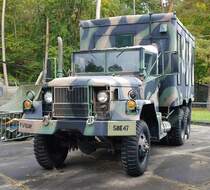 =AM General M 109 A1 steht als Ausstellungsexponat im Grenzmuseum Point Alpha, 10-2021