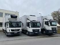 2x MAN TGL (links) und 1x MAN TGM (rechts) in einem Gewerbegebiet in Ottobrunn, unweit von München, Februar 2022