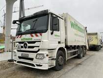 Mercedes - Benz Actros Müllwagen im Entwicklungsgebiet München-Freiham, Februar 2022