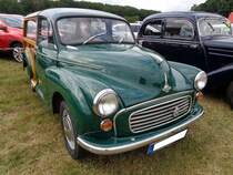 Morris Minor 1000 Traveller, gebaut von 1953 bis 1971. Der Minor wurde bereits 1948 als Morris MM vorgestellt. Erst 1953, da lief schon die Morris Minor Series II, wurde der Traveller mit Holzaufbau im Woodylook vorgestellt. Der abgelichtete Morris ist im Originalfarbton almond green lackiert. Angetrieben wird der Kombi von einem Vierzylinderreihenmotor, der aus einem Hubraum von 1098 cm³ 50 PS leistet. Dittmer´s Hoffest Sprockhövel im September 2019.