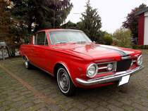 Der Chrysler-Konzern brachte im Jahr 1964 den sportlichen Plymouth Barracuda auf den Markt. Der abgelichtete Barracuda im Farbton ruby red stammt aus dem Jahr 1964 und gehört somit zur ersten Barracuda-Generation, die von 1964 bis 1966 produziert wurde. Das Modell war mit zwei Sechszylinderreihenmotoren lieferbar: 2789 cm³ mit 102 PS oder 3682 cm³ mit 147 PS. Alternativ konnte gegen Aufpreis auch ein V8-Motor mit einem Hubraum von 4473 cm³ und einer Leistung von 182 PS bestellt werden. MOPAR Olfen 2019.