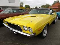 Dodge Challenger des Modelljahres 1973 im Farbton top banana. Im Jahr 1973 war der Challenger mit sieben verschiedenen Motorisierungen lieferbar: Einem Sechszylinderreihenmotor mit einem Hubraum von 3687 cm³ und 145 PS, sowie mit sechs V8-Motoren, mit Hubräumen von 5211 cm³/230 PS, 5571 cm³/270 PS, 5900 cm³/245 PS, 6276 cm³/335 PS, 7210 cm³/390 PS und als Spitzenmotorisierung 6980 cm³/426 PS. MOPAR Olfen 2019.