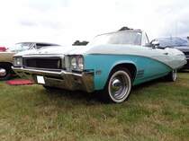 Buick Wildcat Convertible aus dem Modelljahr 1968 in der Farbkombination aqua mist/arctic white. Dieses Cabriolet war als  normaler  Wildcat oder Wildcat Custom lieferbar. Vom  normalen  Wildcat verkaufte Buick in diesem Modelljahr 2276 Fahrzeuge zu einem Preis ab US$ 3536,00 während sich der Wildcat Custom 2913 mal verkaufte. Beim Wildcat Custom lag der Basispreis bei US$ 3757,00. Angetrieben wird das massige Cabriolet von einem V8-Motor mit einem Hubraum von 430 cui (7046 cm³) und einer Leistung von 360 PS. Dittmers Hoffest Sprockhövel im September 2019.