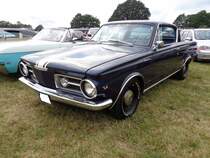 Der Chrysler-Konzern brachte im Jahr 1964 den sportlichen Plymouth Barracuda auf den Markt. Der abgelichtete Barracuda im Farbton dark blue stammt aus dem Jahr 1964 und gehört somit zur ersten Barracuda-Generation, die von 1964 bis 1966 produziert wurde. Das Modell war mit zwei Sechszylinderreihenmotoren lieferbar: 2789 cm³ mit 102 PS oder 3682 cm³ mit 147 PS. Alternativ konnte gegen Aufpreis auch ein V8-Motor mit einem Hubraum von 4473 cm³ und einer Leistung von 182 PS bestellt werden. Dittmers Hoffest Sprockhövel 2019.
