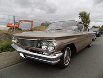 Pontiac Series 21 Catalina fourdoor Sedan aus dem Modelljahr 1960 im Farbton shoreline gold. Die Modellreihe Catalina war im Jahr 1960 das Basismodell im Verkaufsprogramm GM-Division Pontiac. Darüber rangierten der Ventura, danach kam der Star Cief und als Topmodell stand die Baureihe Bonneville im Verkaufskatalog. Als Motorisierung für dieses Modell wurde ein V8-Motor mit einem Hubraum von 6375 cm³ verbaut. Der Wagen konnte dann mit folgenden Leistungsstufen bestellt werden: 215 PS, 245 PS, 260 PS, 283 PS, 303 PS und 318 PS. MOPAR Olfen 2019.