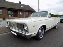 Plymouth Valiant Regent Convertible des Modelljahres 1965. Dieses Modell gehört zur zweiten Generation der im Jahr 1960 neu platzierten Mittelklassebaureihe, Valiant. Der abgelichtete Valiant Convertible ist mit dem optional lieferbar gewesenen V8-motor ausgerüstet. Dieser hat einen Hubraum von 4473 cm³ und leistet 180 PS. MOPAR Olfen 2019.