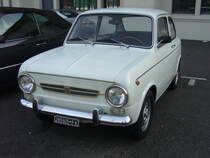 Fiat 850 Special Limousine, gebaut von 1964 bis 1974. Die 850´er Limousine wurde ein Jahr vor dem 850 Spider und dem 850 Sportcoupe auf den Markt gebracht. Der im Heck verbaute, wassergekühlte, Vierzylinderreihenmotor leistet 37 PS. Im Jahr 1972 endete die Produktion in Italien. Bis 1974 wurde das Auto für den gesamten europäischen Markt aber noch bei SEAT in Spanien weiter produziert. Wie man an dem  alten  italienischen Kennzeichen erkennen kann, verbrachte dieses Auto seine Jugend in der sizilianischen Provinz Palermo. Besucherparkplatz der Düsseldorfer Classic Remise am 13.02.2022.