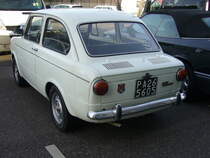 Heckansicht einer Fiat 850 Special Limousine. Besucherparkplatz der Düsseldorfer Classic Remise am 13.02.2022.