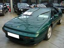 Lotus Esprit GT3. Der Lotus Esprit wurde von 1976 bis 2003 in vier Serien gebaut. Hier konnte ich einen Esprit der Series GT3 ablichten. Diese Version wurde nur von 1996 bis 1999 produziert. Der als Mittelmotor verbaute Vierzylinderreihenmotor hat einen Hubraum von 1973 cm³ und leistet im GT3 243 PS. Die Höchstgeschwindigkeit liegt bei ca. 260 km/h. Classic Remise Düsseldorf am 13.02.2022.