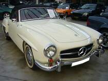 Mercedes Benz W121 BII, gebaut von 1955 bis 1963. Besser bekannt unter der Typenbezeichnung 190SL. Genau 25.881 Fahrzeuge dieses Typs verließen die Werkshallen von Mercedes Benz. Dieser, im Farbton weiß lackierte Wagen stammt aus dem Jahr 1960. Der Vierzylinderreihenmotor mit einem Hubraum von 1897 cm³ leistet 105 PS. Classic Remise Düsseldorf am 13.02.2022.