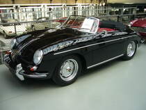 Porsche 356 B 1600 Roadster aus dem Jahr 1960. Von diesem Roadster-Modell wurden im Jahr 1960 genau 1529 Fahrzeuge hergestellt. Der Karosserieaufbau erfolgte bei den Karosseriewerken Drauz/Heilbronn. Der im Heck verbaute, gebläsegekühlte Vierzylinderboxermotor hat einen Hubraum von 1582 cm³ und leistet 60 PS oder 90 PS. Classic Remise Düsseldorf am 13.02.2022.