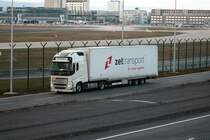 Volvo Sattelzug am 05.02.22 am Flughafen Frankfurt von einen Fotopunkt aus fotografiert 