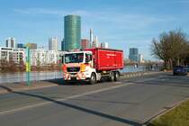 BF Frankfurt am Main MAN TGS WLF 3/66-1 mit AB am 12.02.22 in Frankfurt am Main 