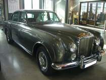 Bentley S2 Continental mit einer Flying Spur Karosserie von Mulliner coachworks/London. Das Modell S2 wurde von 1959 bis 1962 produziert. Da der gezeigte Bentley im Jahr 1961 in die USA ausgeliefert wurde, ist er natürlich ein LHD. Von den links gelenkten Continental S2 Modellen wurden nur 52 Stück gebaut. Der V8-Motor hat einen Hubraum von 6230 cm³ und leistet 188 PS. Classic Remise Düsseldorf am 13.02.2022.