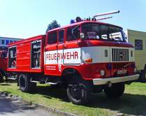 W50 TLF16, Baujahr 1977, mit Wendestrahlrohr und Lschmitteltank der Freiwilligen Feuerwehr der Stadt Lichtenstein am 02.05.2009 zum 12.IFA-Oldtimertreffen in Werdau.