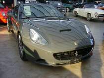 Ferrari California Edition 30. Das Modell California wurde 2008 auf dem Pariser Salon vorgestellt. Im Jahr 2012 wurde aus dem California der California 30. Die 30 sollte auf eine Mehrleistung von 30 PS und eine Gewichtsreduzierung von 30 Kilogramm hinweisen. Der V8-Motor hat einen Hubraum von 4297 cm³ und leistet 489 PS. Classic Remise Düsseldorf am 13.02.2022.
