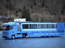 HERPA/MB-WUPPERTAL  WUPPER-TRUCK  MIT SCHWEBEBAHN-WAGEN
Sehr schönes Jahresmodell der MB-Niederlassung WUPPERTAL von 2016 mit einem
Mercedes-Benz-Truck und einem Wagen der Wuppertaler Schwebebahn als Ladung...
am 14.2.22 in Siegen...