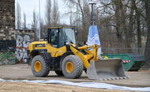 Ein KOMATSU WA270 Radlader der Fa. STAVE GmbH am 15.02.22 Berlin Weißensee. 