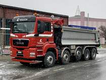 Ein MAN TGS 50.540 Kipper der Volken Group AG am 16.2.22 in Gamsen