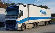 =Volvo FH-Sattelzug der Spedition FRAMA rastet im Oktober 2021 an der A 7