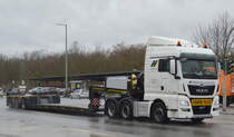 Die kroatische Sped. MEGA KR LOGISTKA Ltd. mit einem Schwerlastzug mit Tiefladebrücke und MAN TGX 26.580 Zugmaschine am 16.02.22 Berlin Marzahn.  