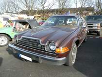 AMC Pacer Stationwagon im Farbton sable brown, gebaut in den Jahren von 1977 bis 1979. Die AMC (A merican M otors C orporation) entstand im Jahr 1954 durch den Zusammenschluss der Marken Rambler, Nash und Hudson. Mit dieser Aktion wollte man den  großen Drei  aus Detroit die Stirn bieten. Das Modell wurde 1973 auf der Dallas Motorshow vorgestellt und stand ab 1975 bei den Händlern. Im Jahr 1977 folge das Kombiemodell Series 60 Stationwagon. Angetrieben wurde das Modell wahlweise von zwei Sechszylinderreihenmotren: 3802 cm³ Hubraum mit 91 PS oder 4228 cm³ Hubraum mit 120 PS. Oldtimertreffen an Mo´s Bikertreff in Krefeld am 13.02.2022.