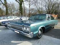 Dodge Polara Fourdoor Sedan aus dem Jahr 1965 im Farbton medium turquoise. Im Jahr 1965 war die Modellreihe  Polara  die mittlere Version in der Produktpalette der Marke aus Auburn Hills/Indiana. Darunte rangierte das Modell  Coronet  und darüber das Modell  Monaco . Ein solcher Polara war ab US$ 2913,00 zu haben. Bei der Motorenwahl hat der Kunde die Auswahl zwischen sechs verschieden großen V8-Motoren: 273 cui (4474 cm³), 318 cui (5211 cm³), 361 cui (5916 cm³), 383 cui (6276 cm³), 413 cui (6768 cm³) und 426 cui (6981 cm³). Oldtimertreffen an Mo´s Bikertreff in Krefeld am 13.02.2022.