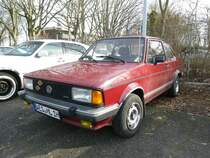 VW Jetta MK1, gebaut in den Jahren von 1979 bis 1983. Das Auto mit dem  Riesenkofferraum  war nicht anderes, als ein Golf MK1 mit einem angebautem Kofferraum und einer anders gestalteten Frontpartie. Die Motorisierungen waren kongruent mit denen des Golf MK1. Der gezeigte Jetta ist ein Diesel-Modell. Es gab folgende Vierzylinderdieselmotoren: 1471 cm³ mit 50 PS und 1588 cm³ mit 54 PS, bzw. mit Turboaufladung 70 PS. Ein solcher Jetta in der Basisausstattung war ab DM 13.930,00 zu haben. Oldtimertreffen an Mo´s Bikertreff in Krefeld am 13.02.2022.