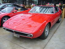 Maserati Ghibli 4.9 SS Coupe, gebaut von 1966 bis 1973. Der Ghibli ist nach einem Wüstenwind in der Sahara benannt. Das Sportcoupe konnte wahlweise mit zwei verschiedenen V8-Motoren bestellt werden: 4.7l Hubraum mit einer Leistung von 310 PS oder 4930 cm³ Hubraum mit einer Leistung von 335 PS. Die Höchstgeschwindigkeiten lagen bei 280 km/h bzw. 290 km/h. Es wurden 1.124 Coupe- und 125 Ghibli Cabriolets produziert. Classic Remise Düsseldorf am 18.02.2022.