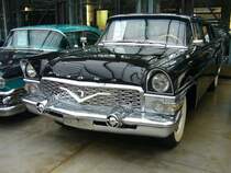 GAZ-13 Tschaika, gebaut von 1958 bis 1981. Der GAZ-13 wurde auf der Weltausstellung Brüssel im Jahr 1958 vorgestellt. Das Auto hatte den Beinamen Tschaika (Möwe) bekommen. Ähnlichkeiten der Karosserie mit dem 1956´er Packard Clipper sind wohl rein  zufällig . Angetrieben wird der Wagen von einem V8-Motor mit einem Hubraum von 4890 cm³ und einer Leistung von 190 PS. Classic Remise Düsseldorf am 18.02.2022.