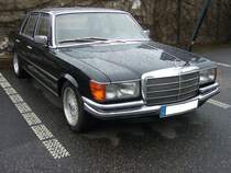 Mercedes Benz W116 E35 350 SE, gebaut in den Jahren von 1972 bis 1980. Der W116 war während seiner neunjährigen Produktionszeit das Maß aller Dinge in der automobilen Oberklasse. Der hier abgelichtete 350 SE ist mit einem V8-Motor, der aus einem Hubraum von 3499 cm³ 200 PS leistet, motorisiert. Besucherparkplatz der Düsseldorfer Classic Remise am 18.02.2022.