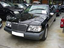 Mercedes Benz W124 280E in der werksmäßigen, sechstürigen  Langversion . Der Wagen wurde im Jahr 1994 an den Scheich Al Maktoum in Dubai ausgeliefert. Der Achtsitzer ist mit einer Bar und einem Kühlschrank ausgestattet. Der Sechszylinderreihenmotor hat einen Hubraum von 2799 cm³ und leistet 193 PS. Classic Remise Düsseldorf am 18.02.2022.