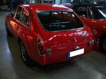 Heckansicht eines MG C GT, gebaut in den Jahren von 1967 bis 1969. Der MG C, den es als Roadster und GT gab, war nichts anderes als ein MG B mit einem Sechszylinderreihenmotor. Das einzige, äußerliche Erkennungsmerkmal, war der Buckel auf der Motorhaube. Der  Sechsender  hat einen Hubraum von 2912 cm³ und leistet 145 PS. Classic Remise Düsseldorf am 18.02.2022.