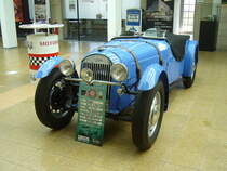 Morgan 4/4 Type LeMans. Diese Modellreihe wurde von 1935 bis 1968 in Malvern/Worcestershire produziert. 4/4 bedeutet bei diesem Modell nichts anderes als 4 Zylinder und 4 Räder. Ein Hommage daran, das Morgan mit seinen  Threewheelern  bekannt wurde. Dieses Modell wurde 1938 produziert. Angetrieben wird der sportliche Zweisitzer von einem Vierzylinderreihenmotor, der aus einem Hubraum von 1122 cm³ eine Leistung von 34 PS mobilisiert. Motorworld Köln am 19.02.2022.