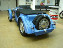 Heckansicht eines Morgan 4/4 Type LeMans aus dem Jahr 1938. Motorworld Köln am 19.02.2022.