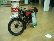 Gazzi 175 ccm Turismo Lusso aus dem Jahr 1928. Die Marke Gazzi produzierte in den Jahren von 1926 bis 1931 in Mailand Motorräder mit 175 cm³ und 250 cm³ Hubraum. Das hier gezeigte Motorrad hat einen stehenden Einzylinderviertaktmotor mit 175 cm³ und einer Leistung von ca. 9 PS. Angeblich gibt es weltweit nur noch drei Motorräder dieses Typs. Motorworld Köln am 19.02.2022.